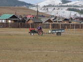 Małe chińskie traktory są często używane. Mongolia, Chentej 2010