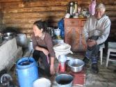 Pędzenie bimbru z mleka. Mongolia, Chentej 2010